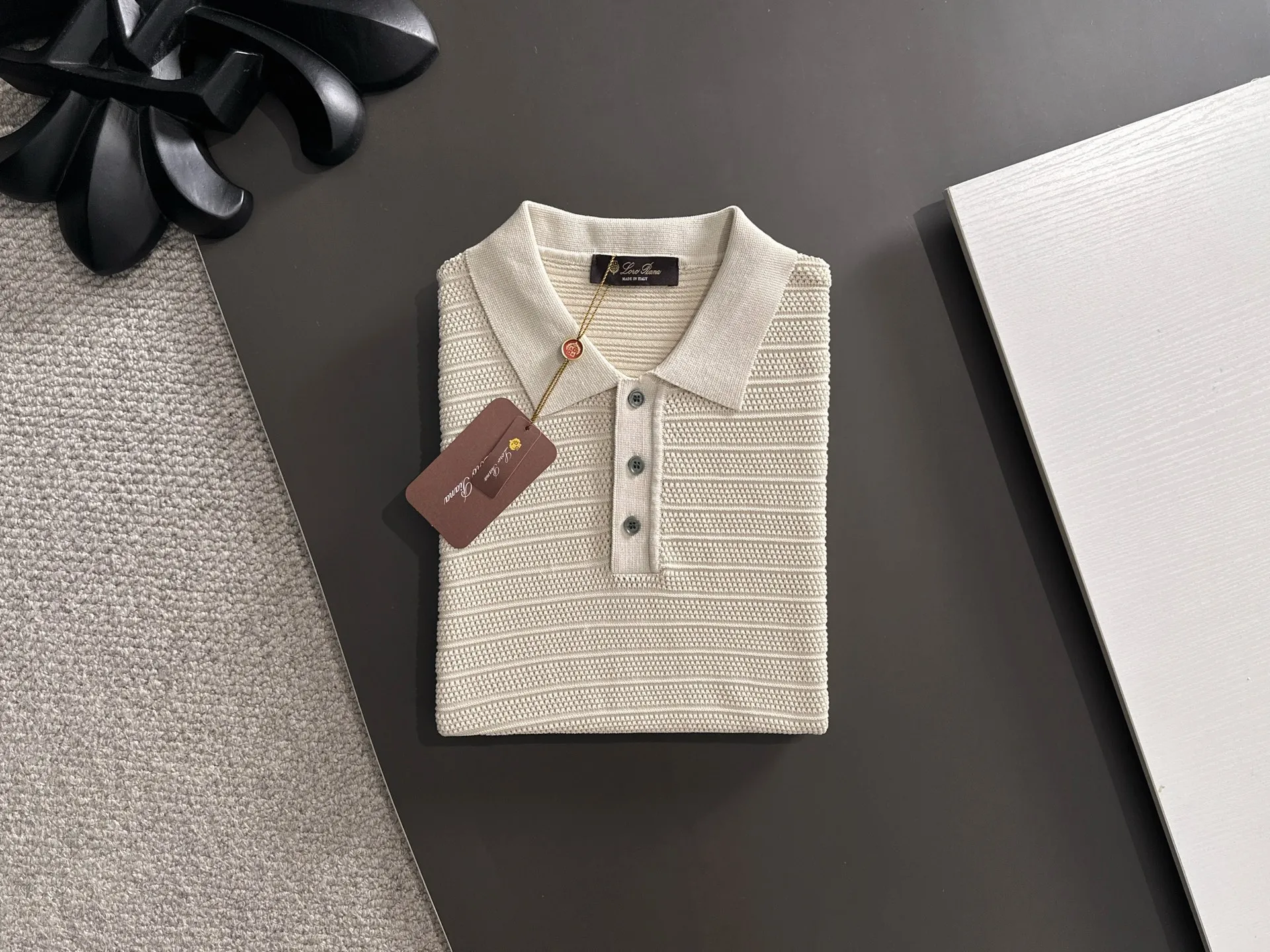 Next day shipment LP high quality Loro Piana 26ss New Arrival men's short-sleeved T-shirt Made of combed cotton yarn knitted cotton fabric, no pressure when entering and exiting the counter Exclusive control of raw materials It feels substantial when weighed, and the upper body is more textured than ordinary T-shirts. This texture can cope with the weather easily and is suitable for both hot and cold! Loose fit design, looks noble. The only correct version is available Size: M to XXXL